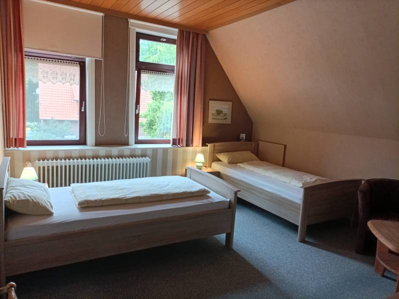 Doppelzimmer mit 2 Einzelbetten und Gemeinschaftsbad