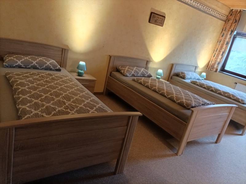 Dreibettzimmer mit 3 Einzelbetten und eigenem Bad