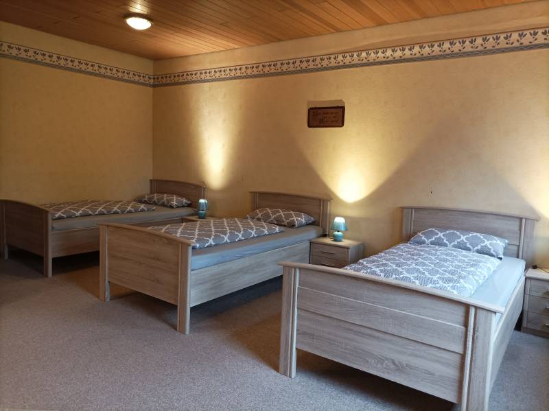 Dreibettzimmer mit 3 Einzelbetten und Gemeinschaftsbad