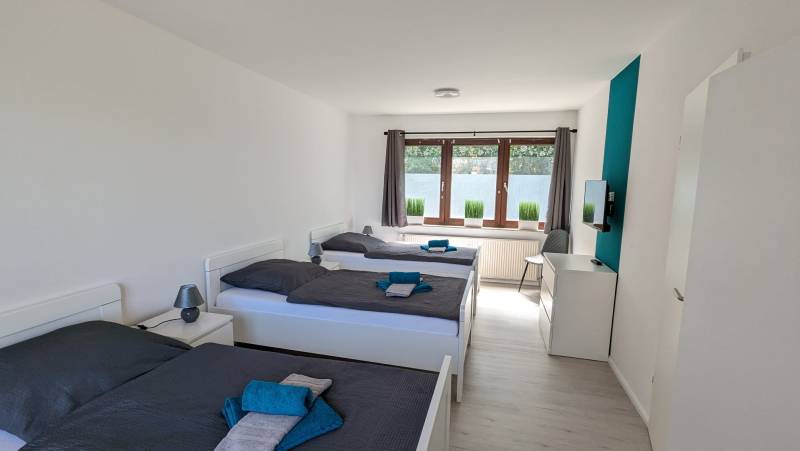 Apartment mit 2 Zimmern und 4 Einzelbetten und einem eigenen Bad