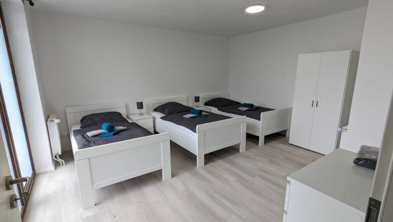Apartment mit 2 Zimmern und 6 Einzelbetten und einem eigenen Bad