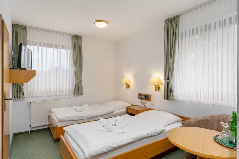 Doppelzimmer mit 2 Einzelbetten und eigenem Bad